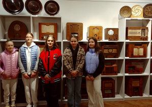 4 uczennice z klasy 6 w Muzeum Ziemi Rawskiej na wystawie radiofonii