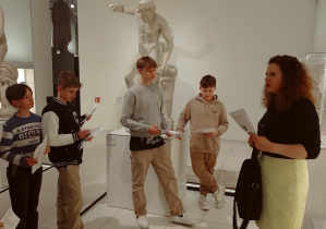 chłopcy z panią przewodnik w sali z rzeźbami w Muzeum Narodowym