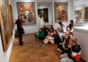 klasa 6 wraz z przewodnikiem w Galerii Malarstwa w Muzeum Narodowym w Warszawie