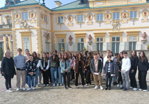 uczniowie na wspólnym zdjęciu przed Pałacem Jana III Sobieskiego w Wilanowie