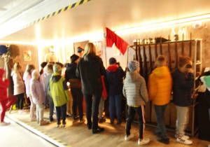 Uczniowie w mobilnym muzeum żołnierzy wyklętych