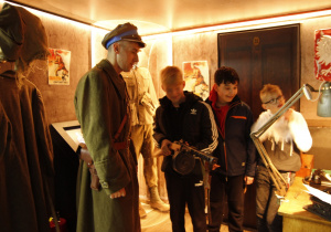 Uczniowie w mobilnym muzeum żołnierzy wyklętych