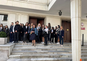 Uczniowie klasy VIII wraz z opiekunami wycieczki w oczekiwaniu na kontrolę przed wejściem do Sejmu.