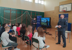 sala gimnastyczna w szkole w Rzeczycy, przedstawianie uczniom zalet z pracą w służbie więziennej