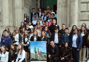 uczniowie biorący udział w konkursie o Złote Lilie przed wejściem do katedry wawelskiej