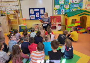 Spotkanie z bibliotekarką w grupie Pszczółek – Pani Grażyna Kamińska czytała dzieciom książkę pt Basia i biblioteka.