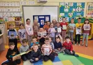 Wspólne zdjęcie z książkami ulubionymi przez dzieci, które przyniosła pani Grażyna.