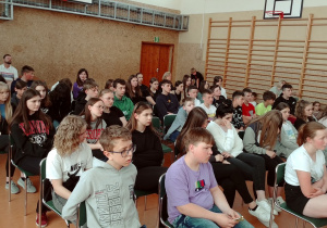 uczniowie słuchają wspomnień z tamtych czasów opowiadanych przez P. Piotra Firkowskiego