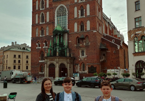 p. Ania, Rafał i Wojtek przed Kościołem Mariackim w Krakowie