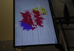 na zdjęciu widać tablicę multimedialną z tapetą o Europejskim Dniu Języków Obcych
