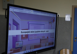 Na zdjęciu widnieje tablica multimedialna z quizem o językach w Europie