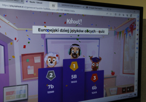 Na zdjęciu widnieje tablica multimedialna z quizem o językach w Europie