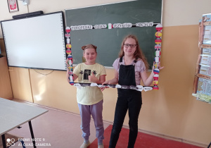 na zdjęciu widać uśmiechnięte dziewczynki w ramce o Europejskim Dniu Języków Obcych