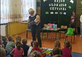 Pani Grażyna Kamińska opowiada dzieciom o akcji ,,Mała książka- wielki człowiek” i programie realizowanym w Bibliotece Publicznej w Rzeczycy.