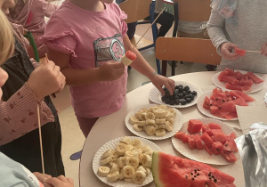 Przedszkolaki wykonują szaszłyki owocowe