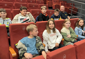 grupa uczniów z p. Andrzejem Socha w kinie Roma