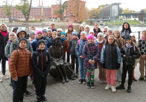 grupa uczniów wraz z opiekunami nad rzeką Brdą w Bydgoszczy