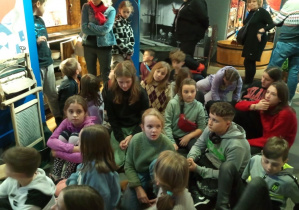 uczniowie w Muzeum Mydła słuchają opowieści o historii higien