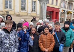 uczniowie spacerujący po Rynku Starego Miasta w Bydgoszczy