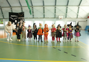 na zdjęciu znajdują się dzieci przebrane w stroje halloweenowe