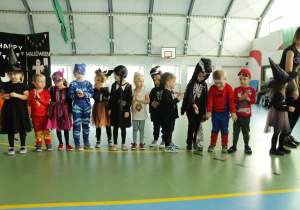 na zdjęciu znajdują się dzieci przebrane w stroje halloweenowe