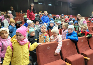 Dzieci z grupy Pszczółki i Misie z wychowawcami w kinie w Rawie Mazowieckiej.