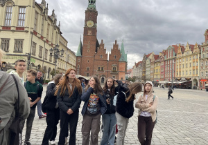 Uśmiechnięci uczniowie zwiedzają Wrocław.
