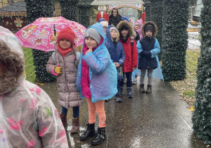 Spacer przedszkolaków w deszczu w Kołacinku