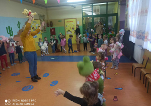 Taniec z pokazywaniem dzieci trzy cztery i pięcioletnich.