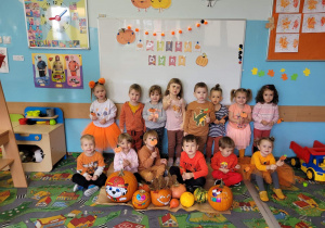 Dzieci z grupy Motylki obchodziły dzień dyni i z tej okazji ubrały się na pomarańczowo.