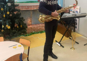 Pan Adam z saksofonem.