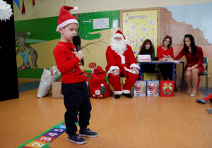 Chłopiec recytuje wiersz na Mikołajkowym Konkursie Recytatorskim