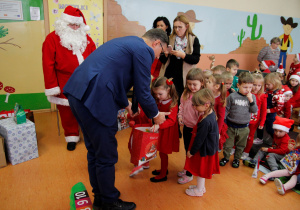 Dzieci z grupy Motylki otrzymują prezenty.