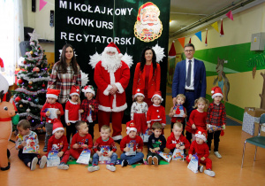 Wspólne zdjęcie przedszkolaków z grupy Biedronki ze Św. MIKOŁAJEM z panią dyrektor, panem wójtem oraz z wychowawcą.