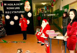 Pani dyrektor Agata Ewa Ostalska wita wszystkich gości i przedszkolaków na Mikołajkowym Konkursie Recytatorskim.