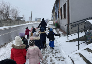 Dzieci idące na pocztę.