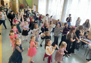 Dyskoteka Andrzejkowa. dzieci tańczą