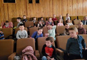 Przedszkolaki z oddziału przedszkolnego Misie i Pszczółki w MDK-u w Opocznie