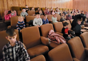 Dzieci z zaciekawieniem oglądają spektakl.