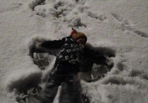 Kolaż zdjęć dzieci robiących aniołki na śniegu.