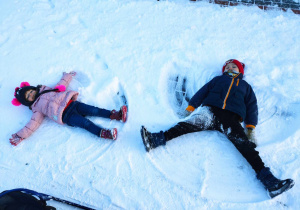 Kolaż zdjęć dzieci robiących aniołki na śniegu.