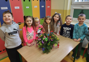 Stroiki świąteczne wykonane przez grupę dzieci.