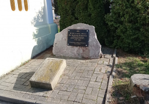 zdjęcie ukazuje kamienny pomnik księdza