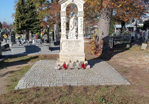 zdjęcie ukazuje kamienną kapliczkę