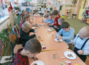 Ozdabianie pierników w grupie Krasnale