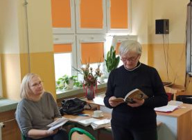 Spotkania z Panią Genowefa-Kosiacką- Bąk, lokalną poetką, pisarką, twórczynią ludową i konkursy czytania w naszej szkole.