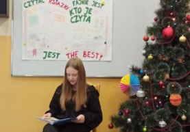 Uczennica ze Szkoły Filialnej w Sadykierzu czyta w czasie konkursu ,,Mistrz Pięknego Czytania.”