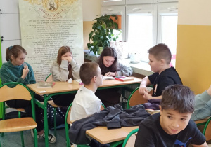 Uczniowie SF w Sadykierzu czytają wiersze pani Genowefy-Kosiackiej Bąk.