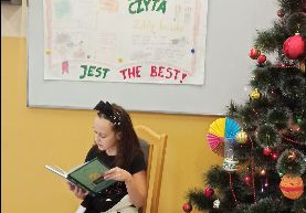 Uczennica Szkoły Filialnej w Sadykierzu czyta podczas konkursu ,,Mistrz Pięknego Czytania.”