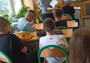 Pani Grażyna Kamińska z Biblioteki Publicznej w Rzeczycy czyta uczniom wiersze naszej lokalnej poetki, pisarki i twórczyni ludowej.